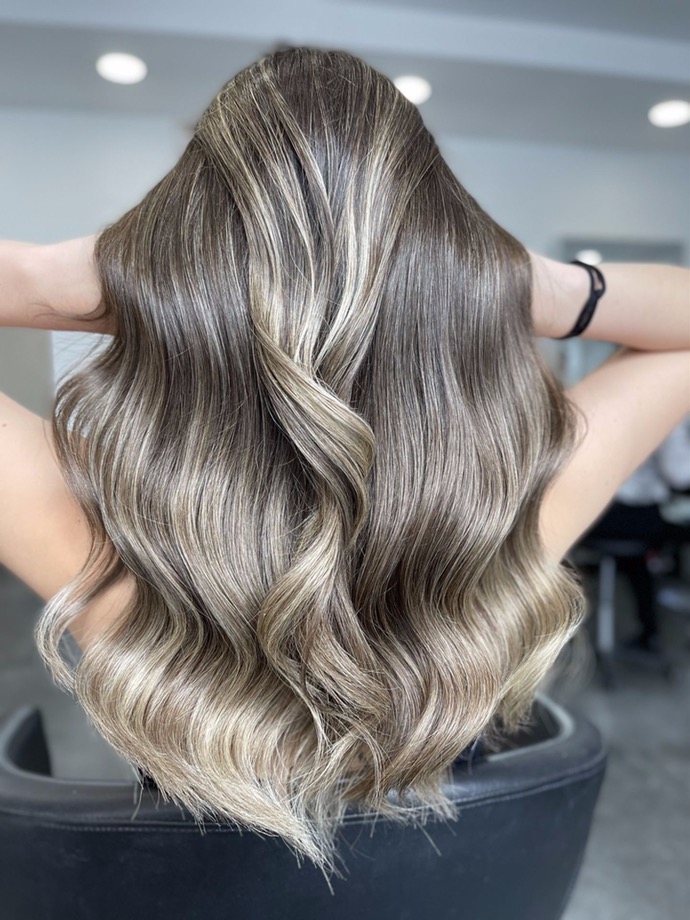 Glossing-Behandlung für strahlenden Farbglanz – Friseur Wien Neubau – Intensive Farbauffrischung und glänzendes Finish für jedes Haar. Hairbyulli Friseur Wien Zieglergasse 17 Glossing-Behandlung für strahlenden Farbglanz – Friseur Wien Neubau – Intensive Farbauffrischung und glänzendes Finish für jedes Haar.