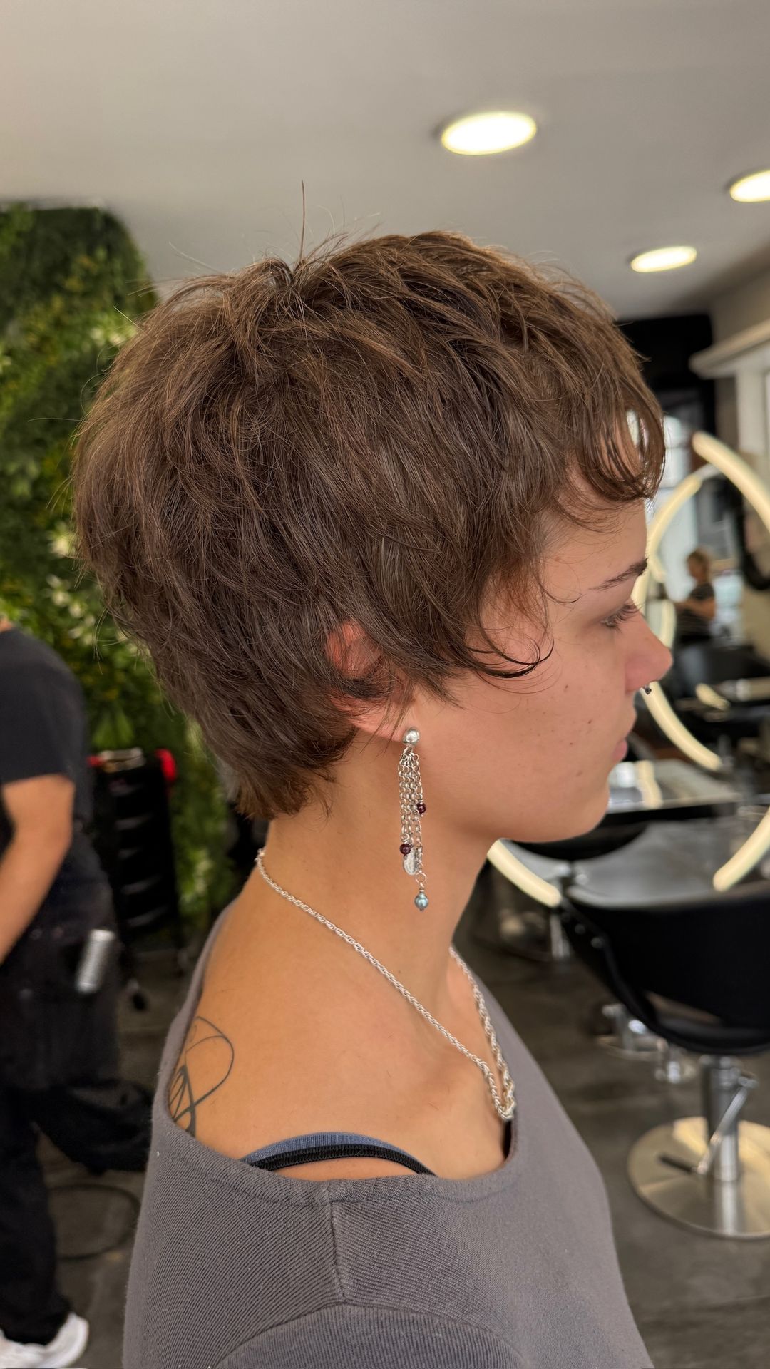 Trendiger Kurzhaarschnitt für Damen, professionell von Hair by Ulli gestylt. Die moderne Kurzhaarfrisur überzeugt euch klare Linien, Struktur und Volumen und eignet sich perfekt für feines oder normales Haar. Pflegeleicht , vielseitig und ideal für ein stillvollen Auftritt im Alltag