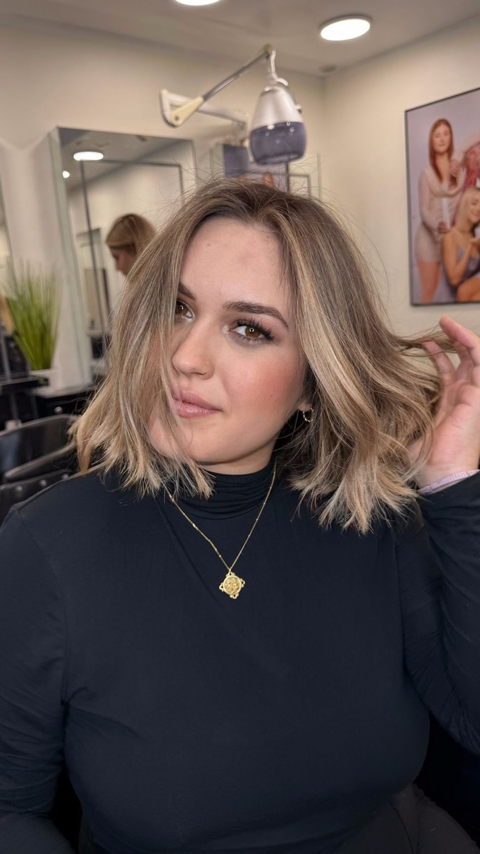 Trendiger Kurzhaarschnitt für Damen, professionell von Hair by Ulli gestylt. Die moderne Kurzhaarfrisur überzeugt euch klare Linien, Struktur und Volumen und eignet sich perfekt für feines oder normales Haar. Pflegeleicht , vielseitig und ideal für ein stillvollen Auftritt im Alltag